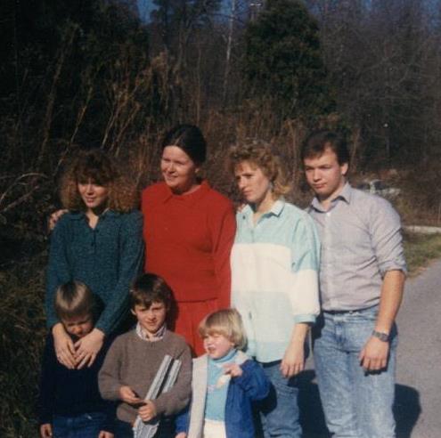 Wanda Sue Crawford Allen, son, daughters and grand children.jpg